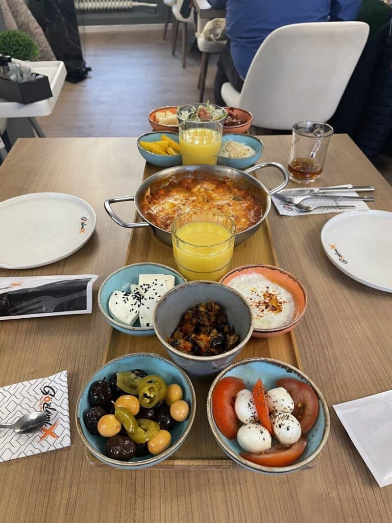 Türkisches Frühstück im Gözlemix in Nürnberg.