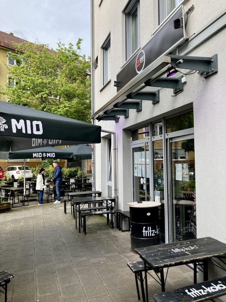 Der Außenbereich des NaPizza in Nürnberg.