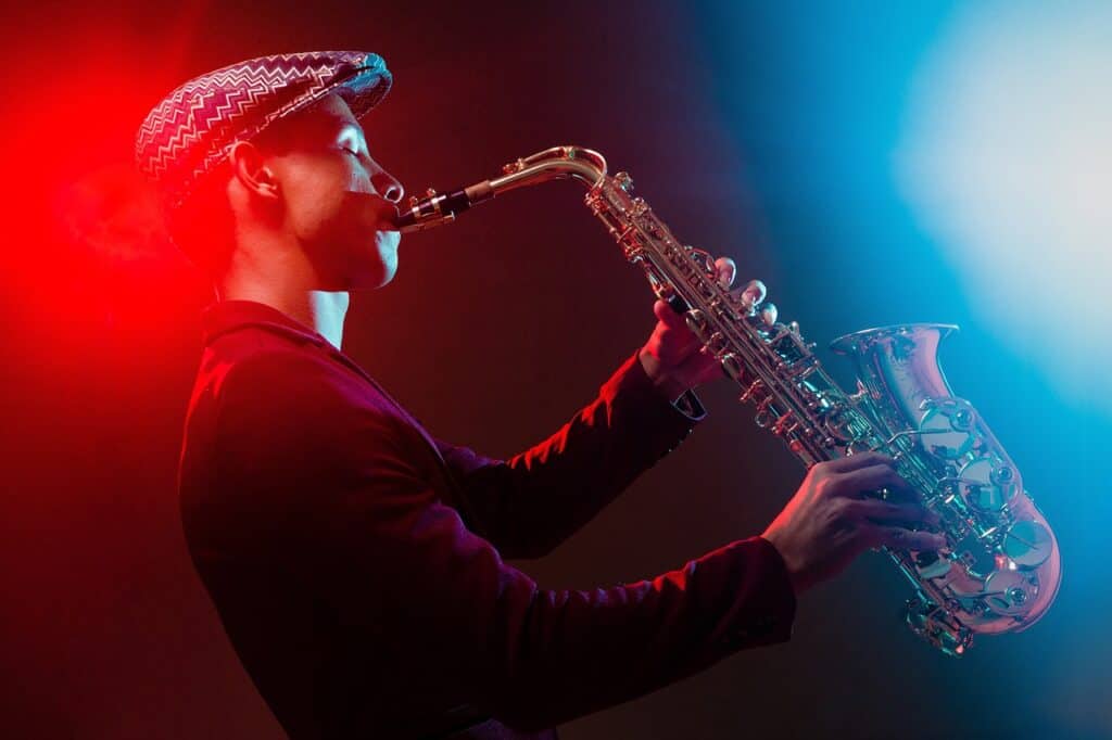 Ein Saxofon-Spieler auf dem NueJazz Festival. 