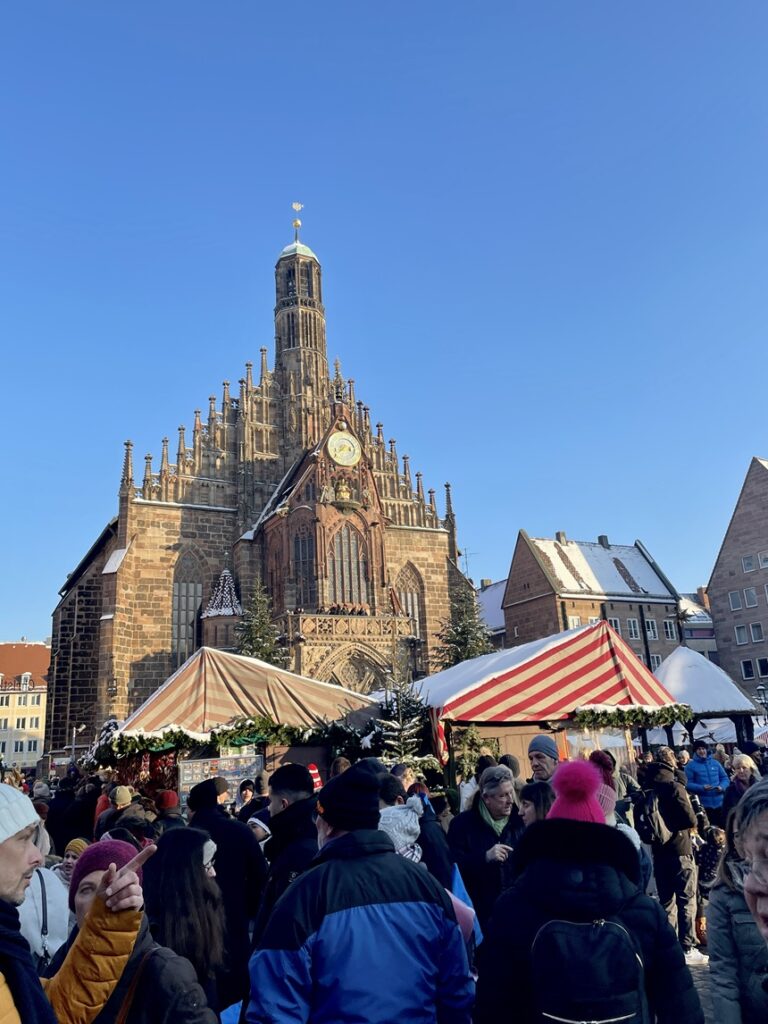 Der Christkindlesmarkt vor der Marienkirche in Nürnberg.