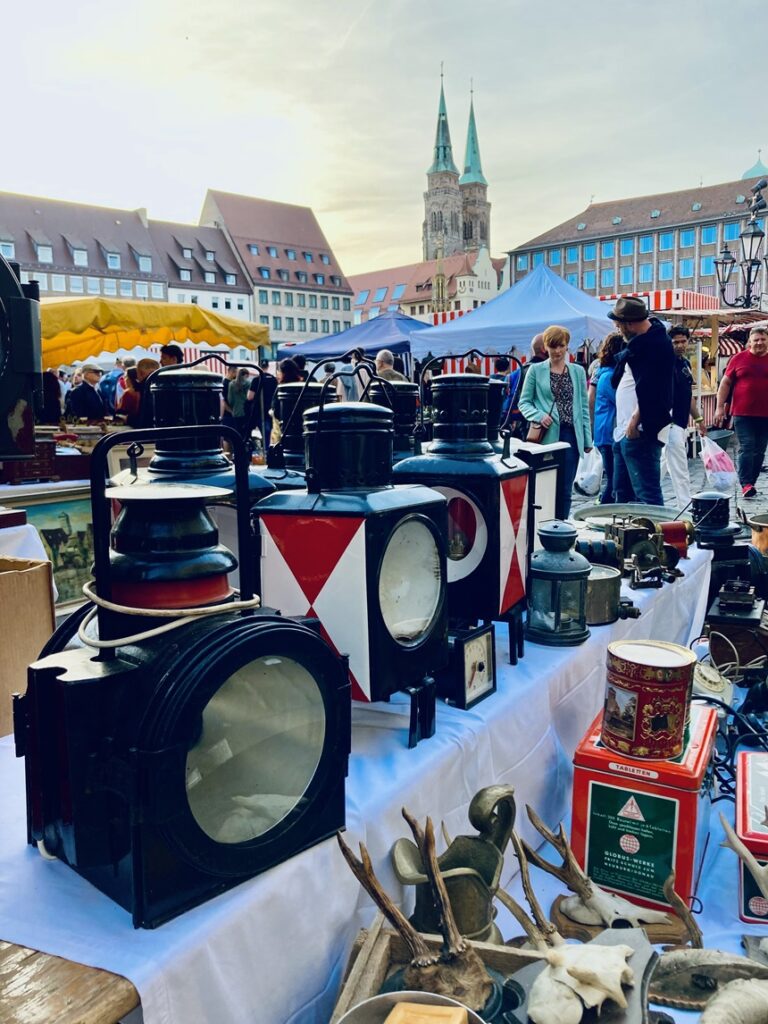 Ein Stand auf dem Trempelmarkt i Nürnberg.