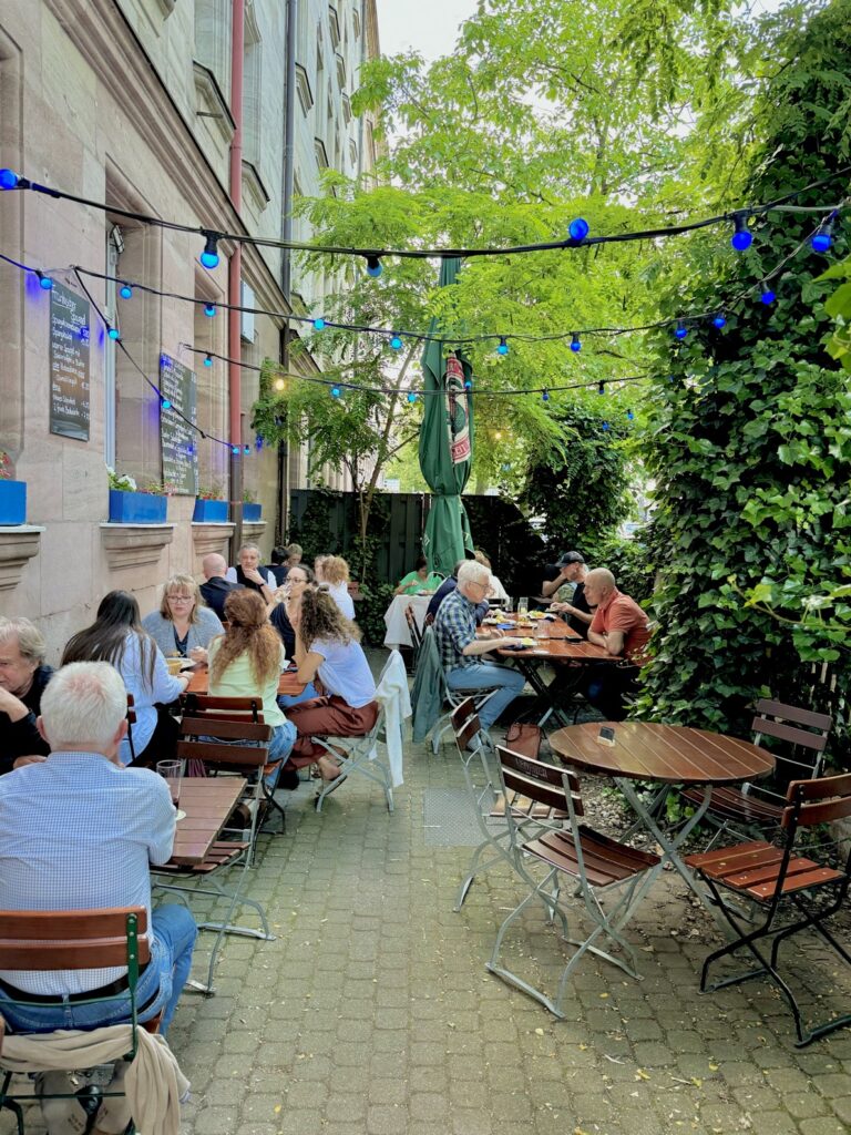 Der schöne Biergarten des Gasthauses Engel.