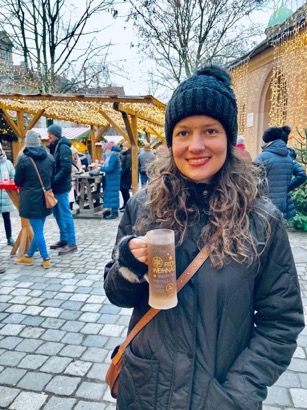 Larissa auf dem Christkindlmarkt in Gostenhof.