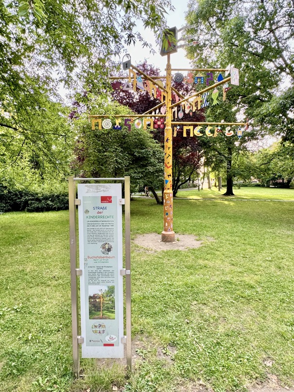 Die Straße der Kinderrechte im Stadtpark in Nürnberg.