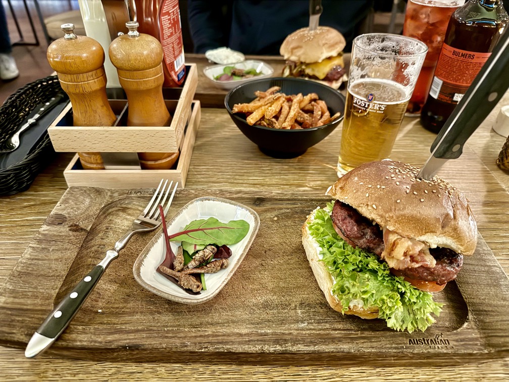 Burger und Heuschrecken im Australian. 