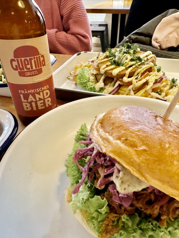 Burger und Gröstl im Guerilla Gröstl.